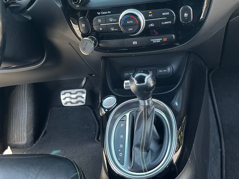 Used 2015 Kia Soul + w/ Primo Package FWD image 17