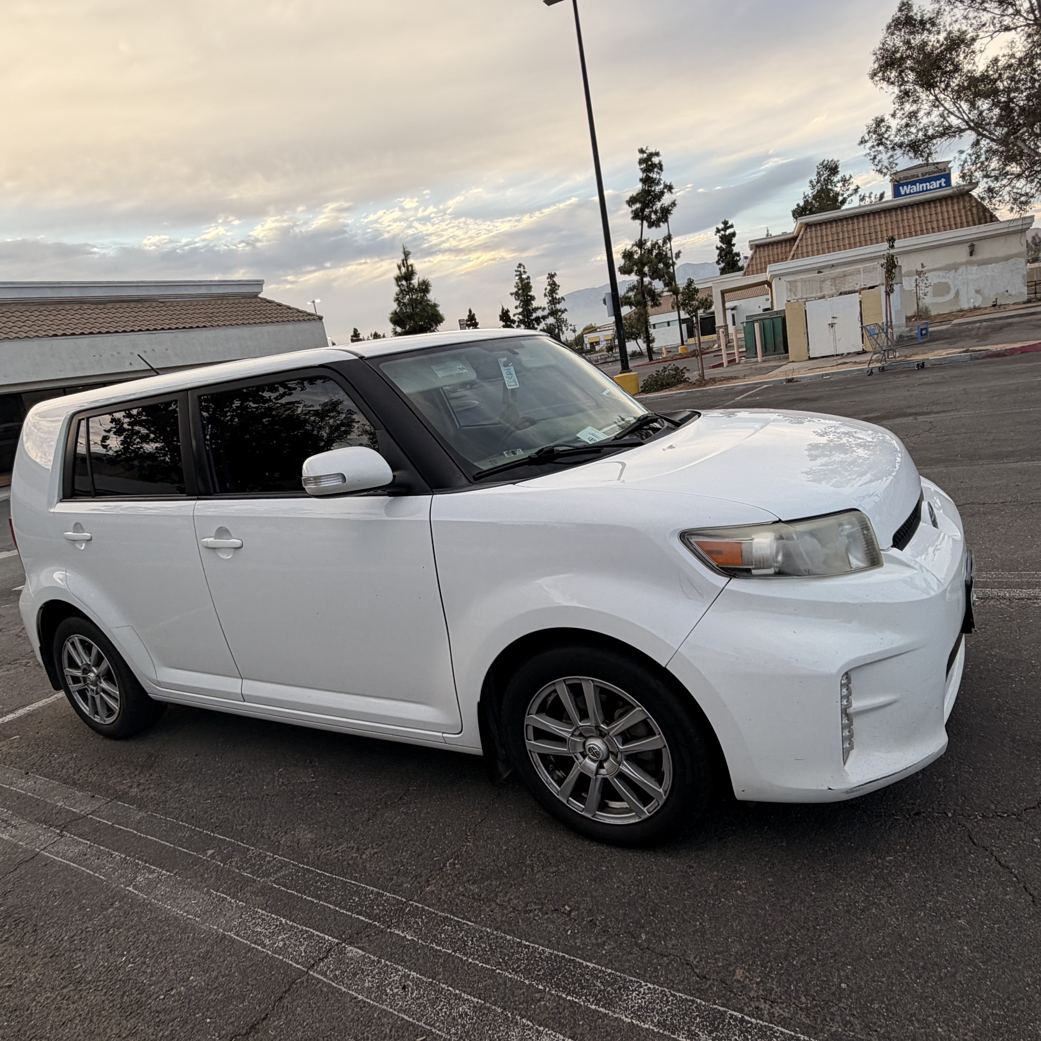 Used 2015 Scion xB FWD image 2