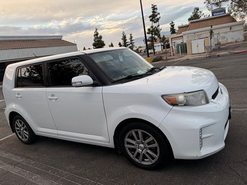 Used 2015 Scion xB FWD image 2