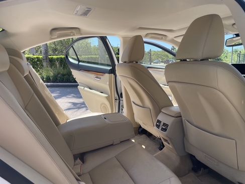 Used 2014 Lexus ES 300h w/ Luxury Package w/Bamboo Trim FWD image 18