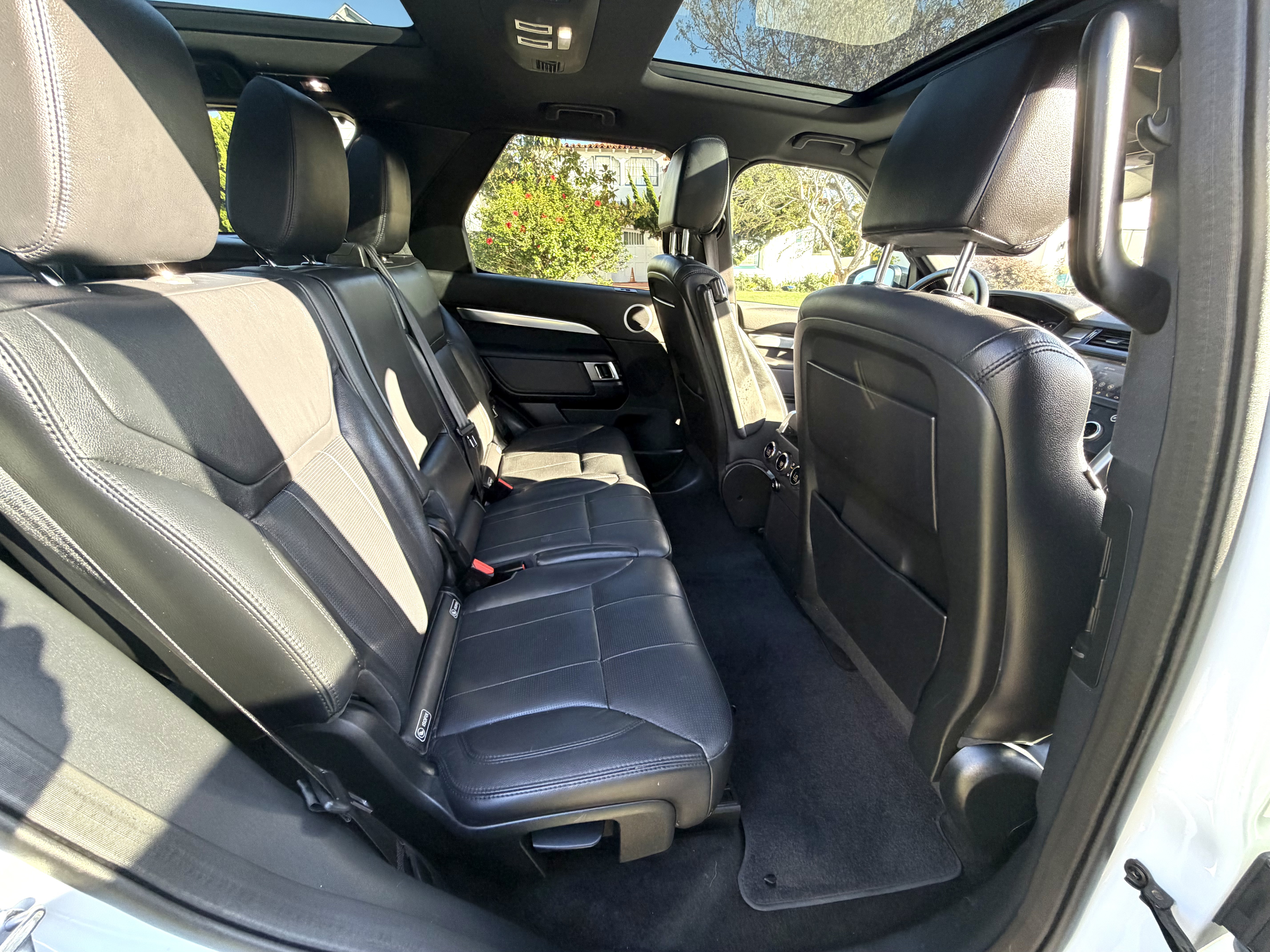 Used 2020 Land Rover Discovery Landmark AWD/4WD image 12