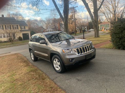 Used 2012 Jeep Grand Cherokee Laredo w/ Laredo E Group image 6