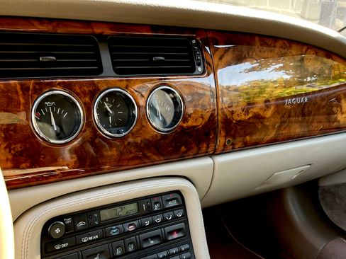 Used 2002 Jaguar XK8 Convertible image 12