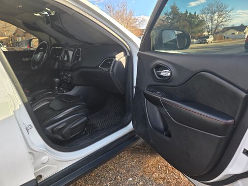 Used 2019 Jeep Cherokee Trailhawk image 11