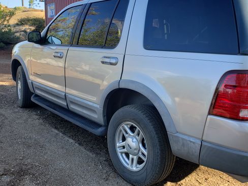 Used 2002 Ford Explorer XLT image 4