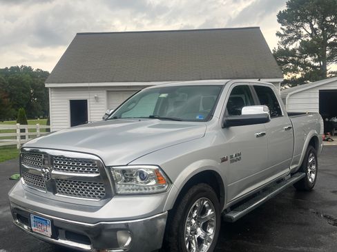 Used 2017 RAM 1500 Laramie AWD/4WD image 2