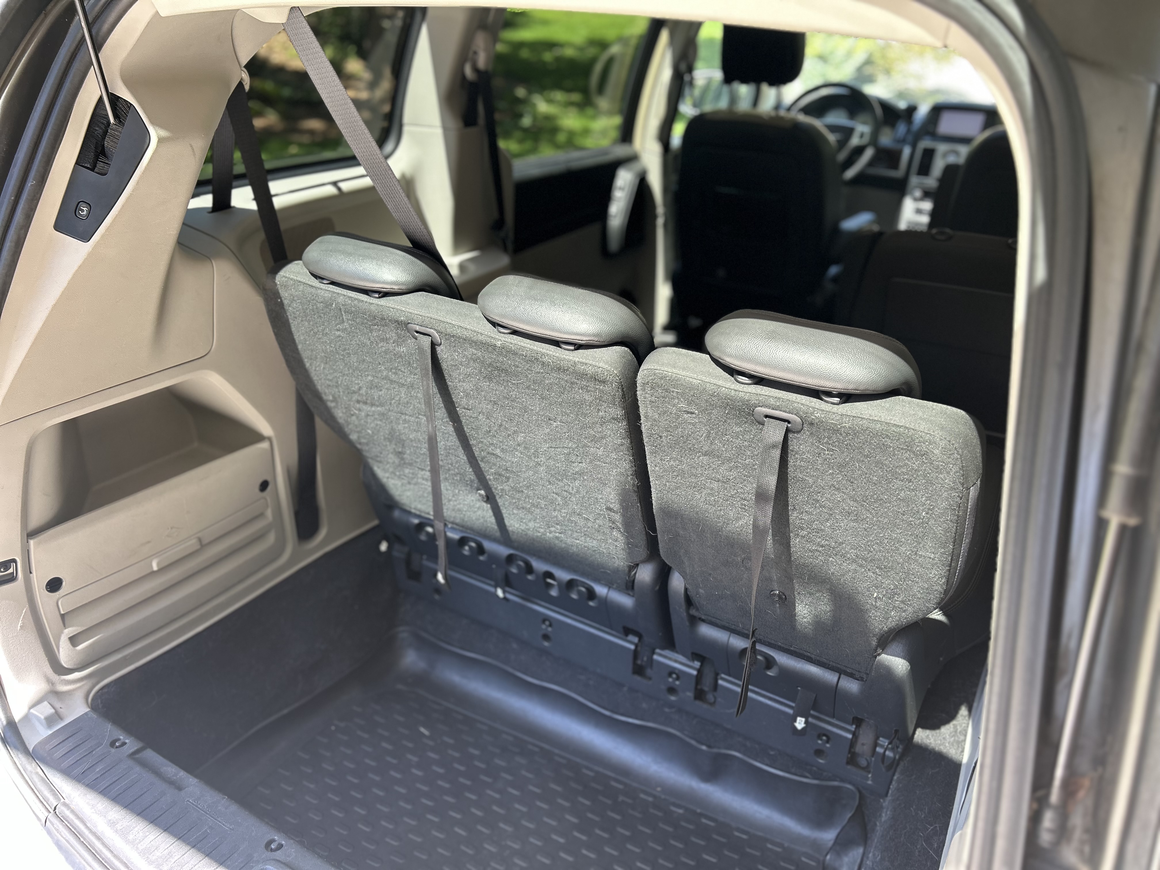 Used 2010 Chrysler Town & Country Touring Plus w/ Safetytec Group FWD image 19