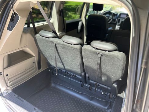 Used 2010 Chrysler Town & Country Touring Plus w/ Safetytec Group FWD image 19