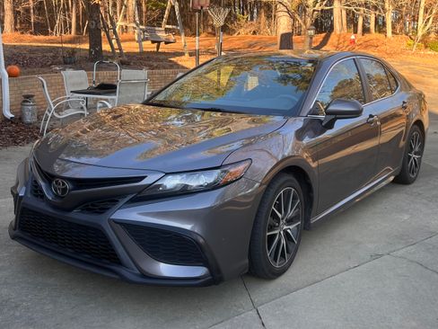 Used 2021 Toyota Camry SE image 4