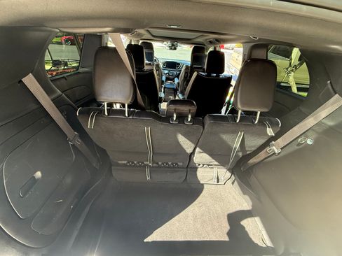 Used 2023 Chrysler Pacifica Limited w/ Uconnect Theater Family Group image 10