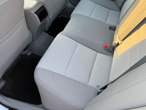 Used 2015 Toyota Camry LE image 6