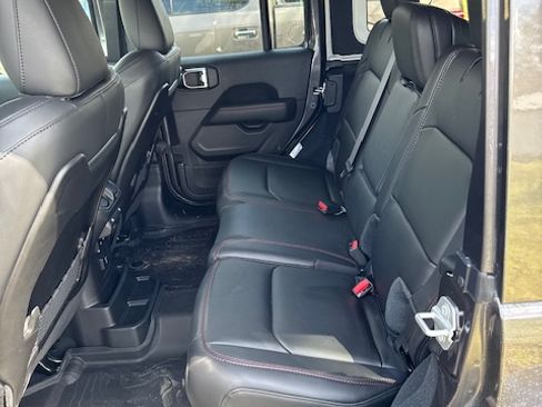 Used 2025 Jeep Wrangler Unlimited Rubicon image 6