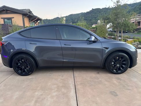 Used 2022 Tesla Model Y Long Range image 16