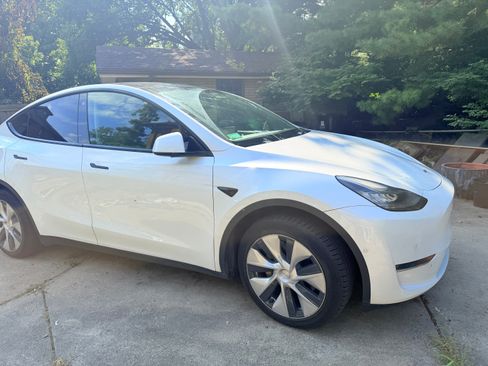 Used 2022 Tesla Model Y Long Range AWD/4WD image 12