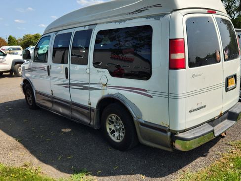 Used 2005 Chevrolet Express 1500 w/ Preferred Equipment Group image 1