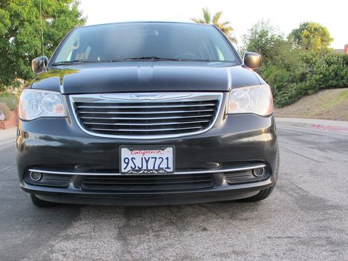 Used 2015 Chrysler Town & Country Touring image 9