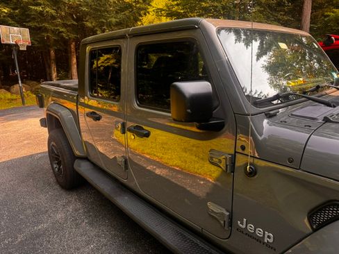 Used 2020 Jeep Gladiator Overland w/ Popular Equipment Package AWD/4WD image 9