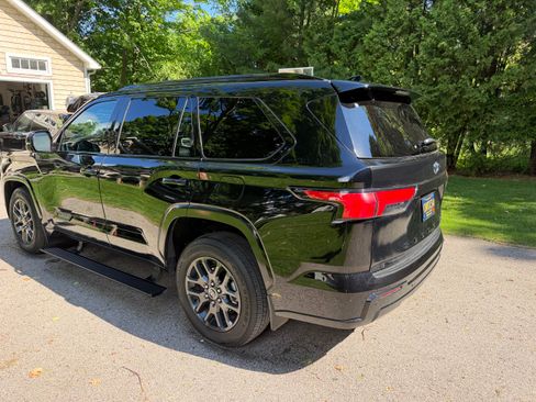 Used 2023 Toyota Sequoia Platinum AWD/4WD image 4