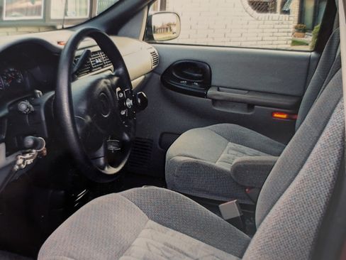 Used 2004 Pontiac Montana w/ Climate Package image 9