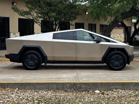 Used 2025 Tesla Cybertruck AWD Crew Cab image 19