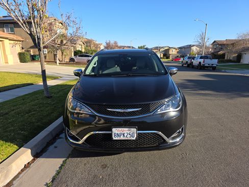 Used 2017 Chrysler Pacifica Limited w/ UConnect Theater Package image 6