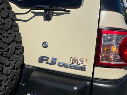 Used 2010 Toyota FJ Cruiser Sport Utility 2D image 9