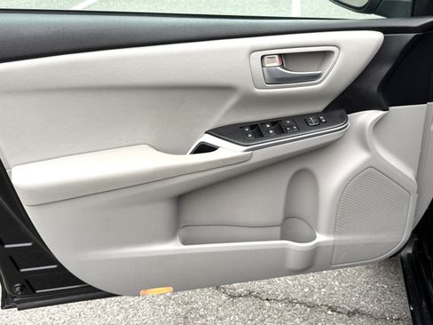 Used 2015 Toyota Camry LE image 10
