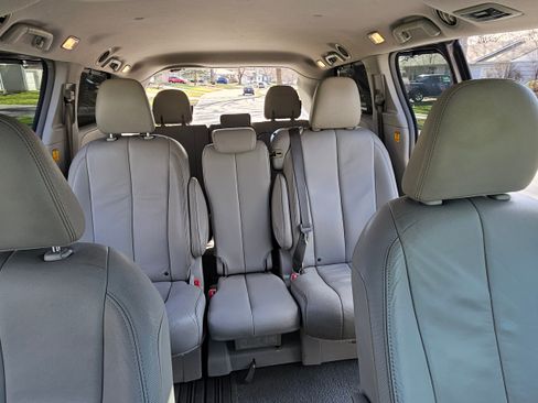 Used 2012 Toyota Sienna XLE image 18
