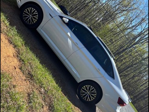 Used 2019 Volkswagen Jetta SEL w/ Cold Weather Package FWD image 9