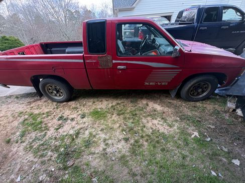 Used 1995 Nissan Pickup XE image 2