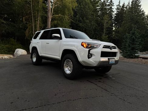 Used 2024 Toyota 4Runner TRD Off-Road Premium image 9