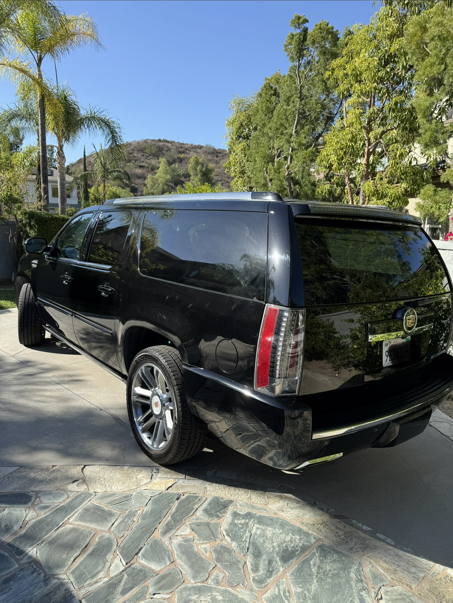 Used 2013 Cadillac Escalade ESV Premium AWD/4WD image 5