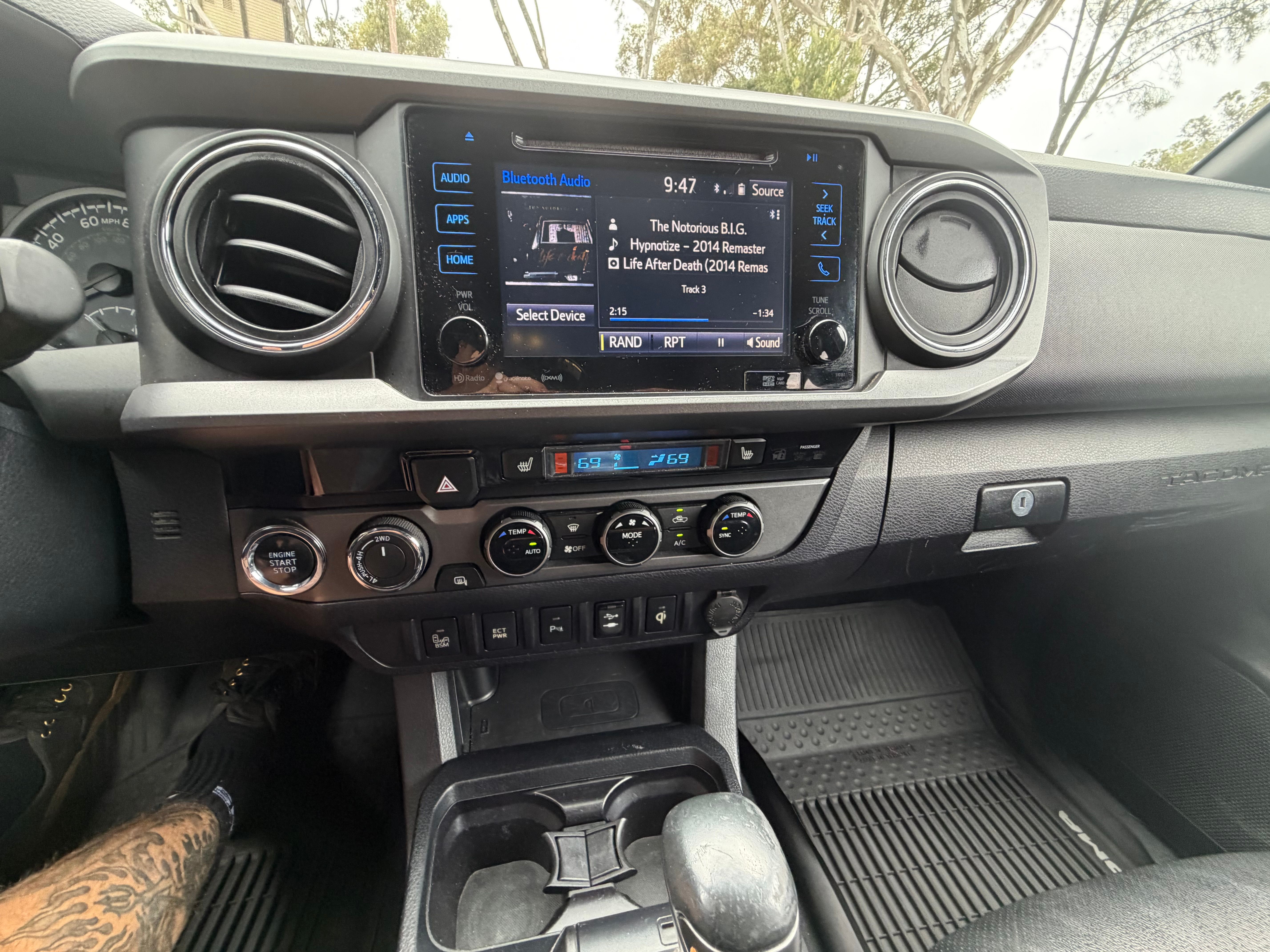 Used 2016 Toyota Tacoma TRD Off-Road w/ Premium & Technology Package AWD/4WD image 13