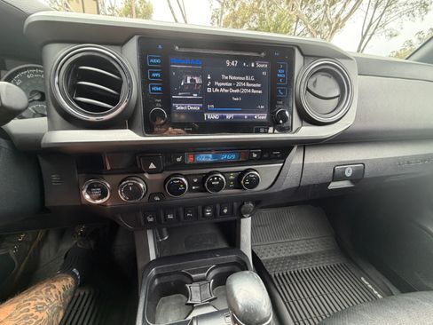 Used 2016 Toyota Tacoma TRD Off-Road w/ Premium & Technology Package AWD/4WD image 13