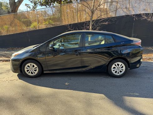 Used 2018 Toyota Prius Two image 1