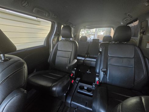 Used 2015 Toyota Sienna SE Premium image 9