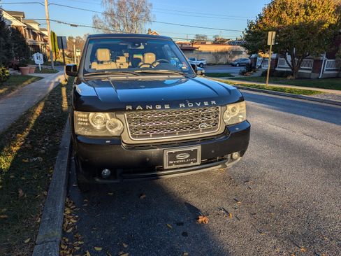 Used 2010 Land Rover Range Rover HSE image 4