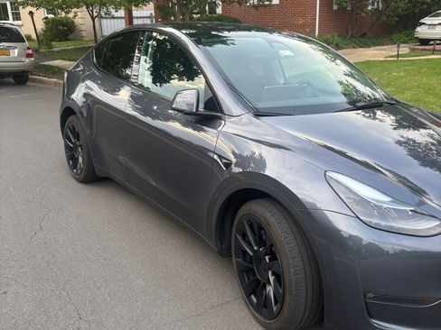 Used 2023 Tesla Model Y Long Range AWD/4WD image 2