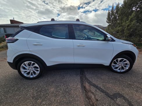 Used 2023 Chevrolet Bolt EUV LT w/ Driver Confidence Package image 4