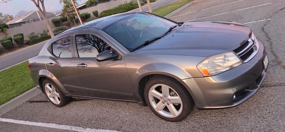 Used 2013 Dodge Avenger SE FWD image 2
