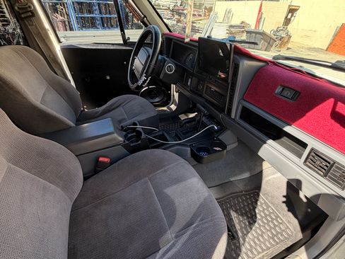 Used 1996 Jeep Cherokee SE image 9