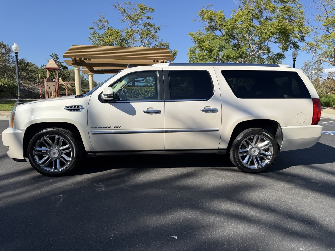 Used 2012 Cadillac Escalade ESV Platinum AWD/4WD image 5
