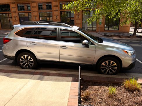 Used 2017 Subaru Outback 3.6R Limited AWD/4WD image 4
