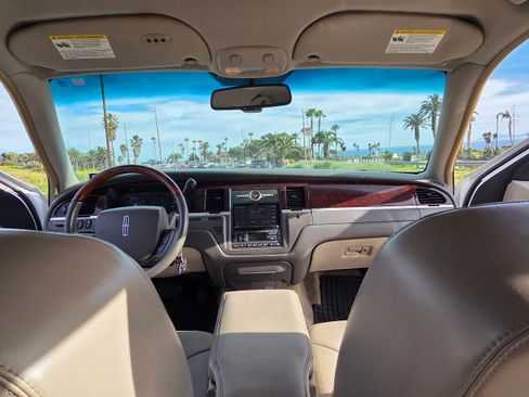 Used 2008 Lincoln Town Car Signature Limited image 11