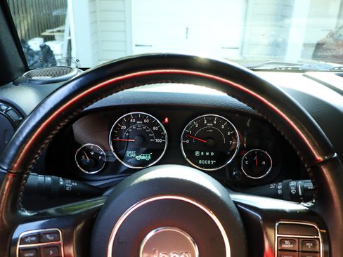 Used 2017 Jeep Wrangler Unlimited Sahara AWD/4WD image 16