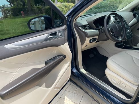 Used 2017 Lincoln MKC Premiere FWD image 16