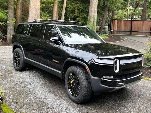 Used 2023 Rivian R1S Adventure image 2