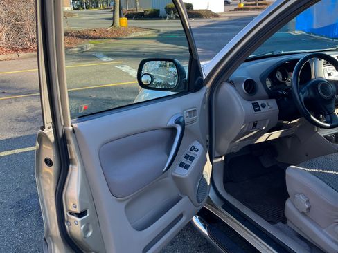 Used 2003 Toyota RAV4 2WD image 33