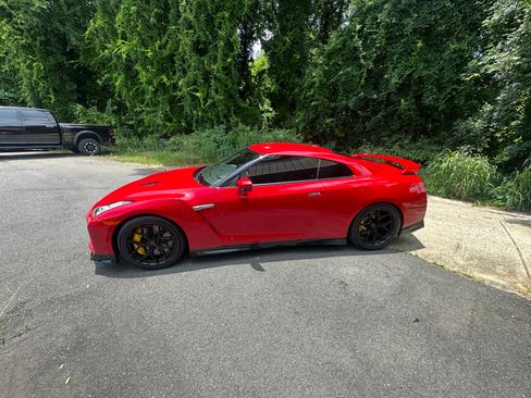 Used 2021 Nissan GT-R Premium AWD/4WD image 2