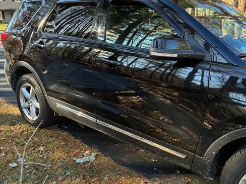 Used 2017 Ford Explorer XLT w/ Equipment Group 202A image 2